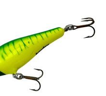 画像をギャラリービューアに読み込む, BAGLEY LURES BASS N SHAD Fishing Lure in FLUO GREEN on CHARTREUSE up close