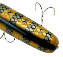 Load image into Gallery viewer, BRIGHT LIVER TACKLE FREDDIE FISHING LURE in BLACK PERCH SCALE. Handcrafted Wood Japanese Bait.
ブライトリバー  tail