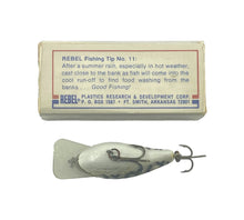 Cargar imagen en el visor de la galería, Belly & Bottom of Box View of REBEL LURES Square Lip WEE R SHALLOW Fishing Lure in SILVER/BLACK BACK w/ STRIPES
