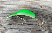 Charger l'image dans la galerie, Left Facing Side View of HEDDON Phosphorescent MAGNUM TADPOLLY Fishing Lure in Original Vintage Heddon Geometric Box