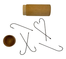 画像をギャラリービューアに読み込む, Antique PFLUEGER CARLISLE FISH HOOKS in ORIGINAL WOOD BARREL. 2/0
