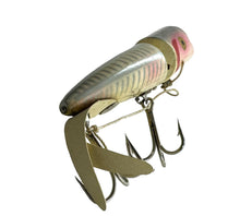Lade das Bild in den Galerie-Viewer, Tail View of HEDDON-DOWAGIAC KING ZIG WAG Fishing Lure w/ ORIGINAL BOX in PEARL X-RAY SHORE MINNOW. US Navy Sticker.
