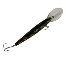 Lade das Bild in den Galerie-Viewer, Back View of BOMBER BAIT COMPANY MODEL 25 A Fishing Lure in FROG. Vintage Bass Crankbait with Screw Tail.
