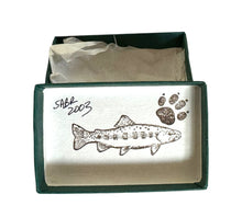 Lade das Bild in den Galerie-Viewer, Stamped Box Lid View of MUSKITA BAITS &amp; TACKLE SPINNING MOUSE Fishing Lure
