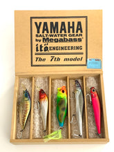 Load image into Gallery viewer, The 7th MODEL • 2004 MEGABASS ITO ENGINEERING YAMAHA SALTWATER KIT • 5 COLLECTOR BAITS
