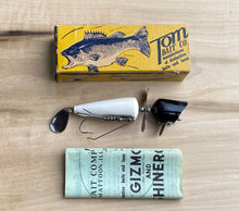 Lataa kuva Galleria-katseluun, ANTIQUE TOM BAIT COMPANY TOP-RUNNING GIZMO Fishing Lure with ORIGINAL BOX &amp; PAPERS
