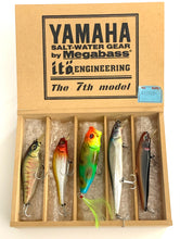 Load image into Gallery viewer, The 7th MODEL • 2004 MEGABASS ITO ENGINEERING YAMAHA SALTWATER KIT • 5 COLLECTOR BAITS
