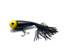 Lade das Bild in den Galerie-Viewer, Left Facing View of LEGEND LURES Bug Eyed Popper Fishing Lure in BLACK &amp; YELLOW. Largemouth Bass Size.
